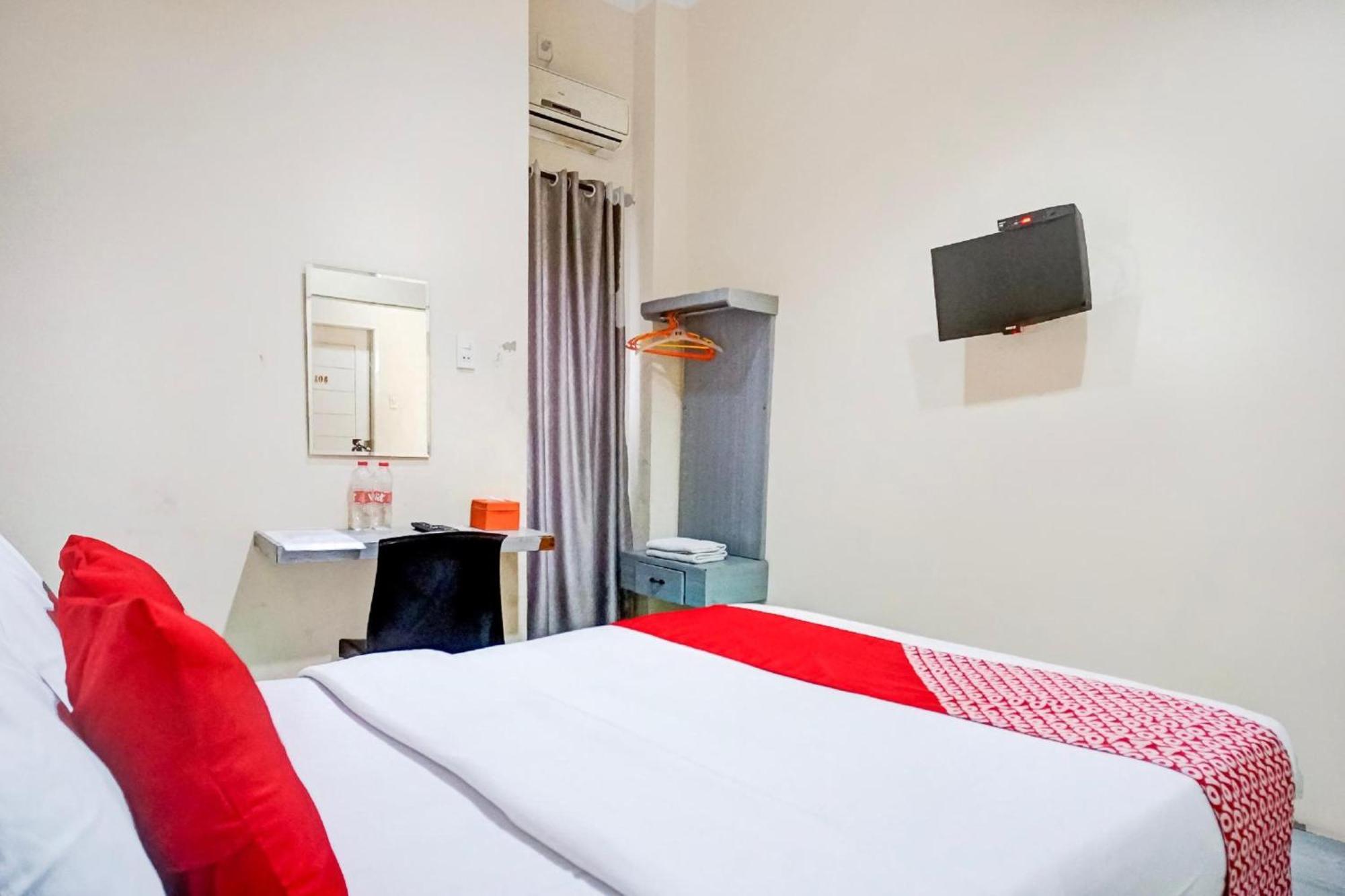 RedDoorz near Grand Palladium Medan Exterior foto