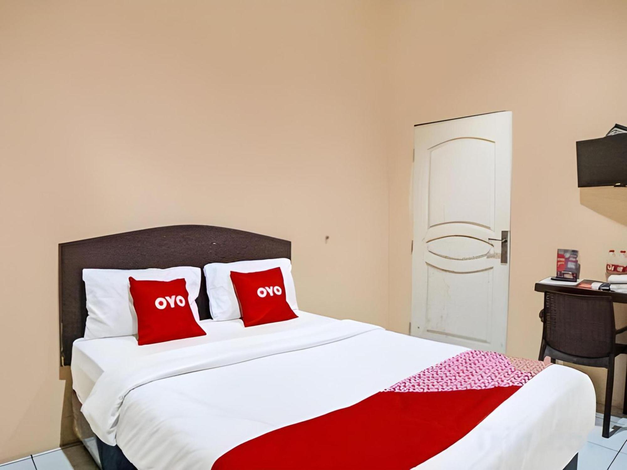 RedDoorz near Grand Palladium Medan Exterior foto